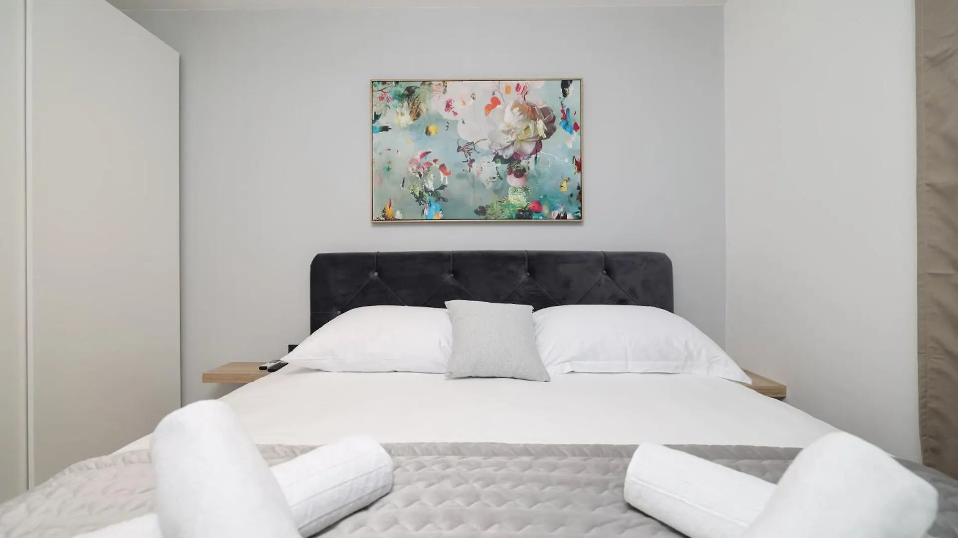 2 Bedroom Apartments Maris With Terrace 图兰杰